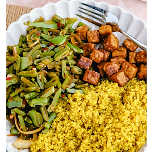 Gele quinoa met tempeh & pittige snijbonen 