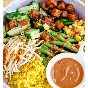 Gado gado met gele rijst en tempeh